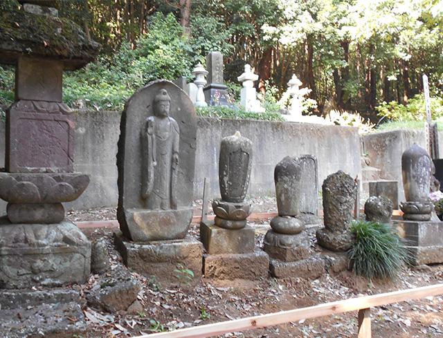 「光照院」廃寺跡の墓地に建つ当山ゆかりの僧侶の墓石